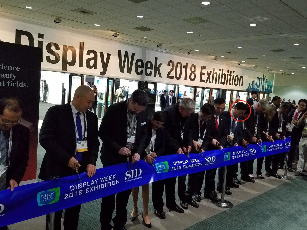 fuentek's tweet image. Kolon&apos;s Dr. Yoon &amp;amp; other top sponsors/exhibitors at the ribbon cutting to launch the #DisplayWeek18 Exhibition