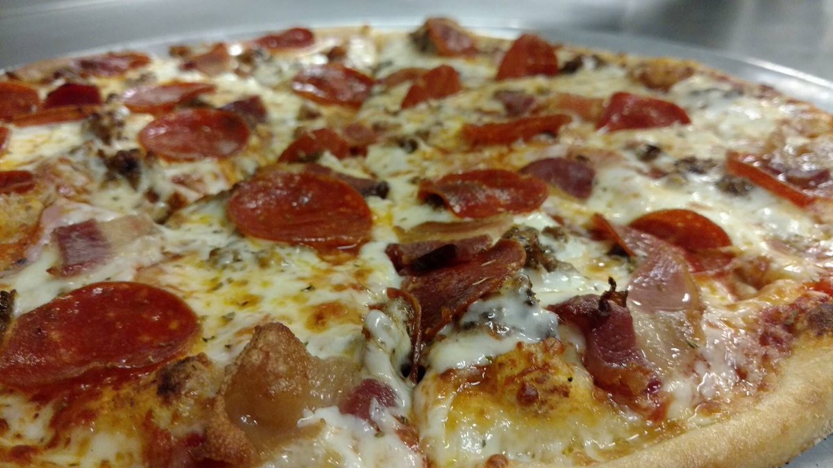 125MSGrill's tweet photo. It’s pizza night! All specialty pies and up to 3 topping pies for just $9.99.  Order any specialty pizza and you can get a pound of wings for just $5, all you have to do is retweet this! https://t.co/FRxaSQRmjR
