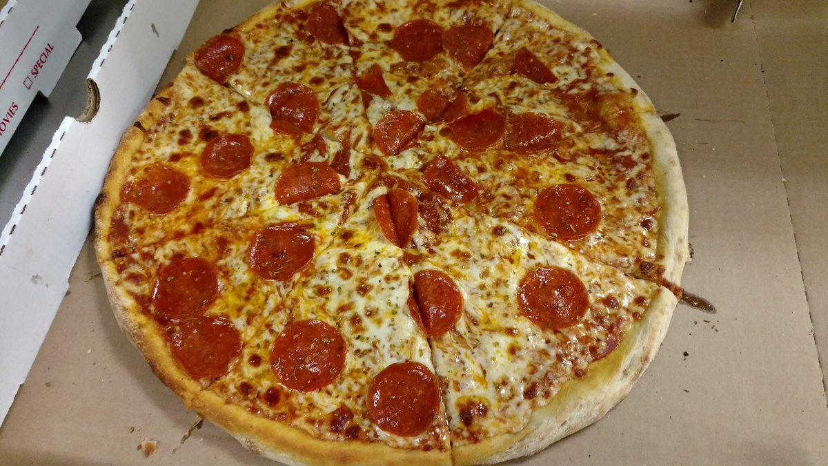125MSGrill's tweet photo. It’s pizza night! All specialty pies and up to 3 topping pies for just $9.99.  Order any specialty pizza and you can get a pound of wings for just $5, all you have to do is retweet this! https://t.co/FRxaSQRmjR