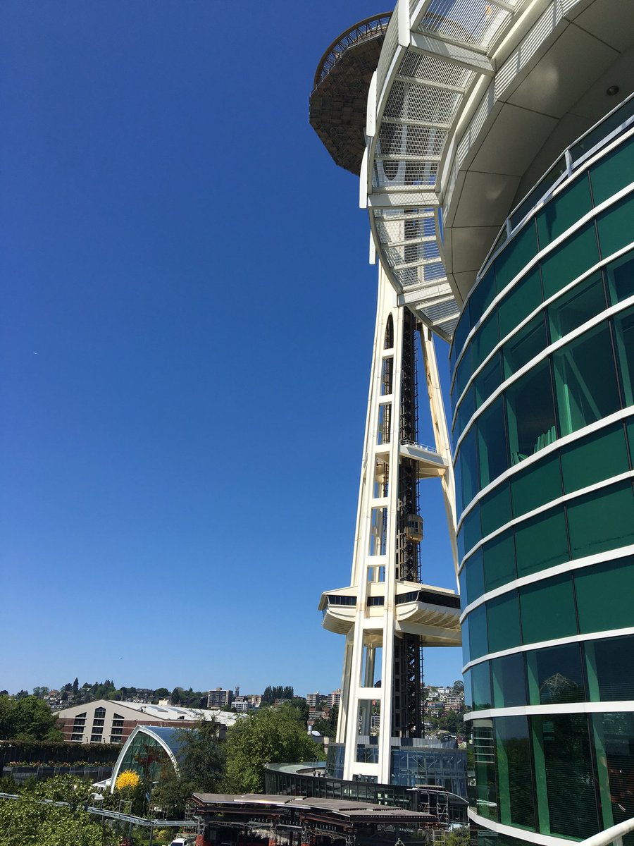 sueromero's tweet photo. Even I can’t resist taking a tourist shot on a beautiful day like today. What I can see of it anyway lol https://t.co/kHKgAAt8qr