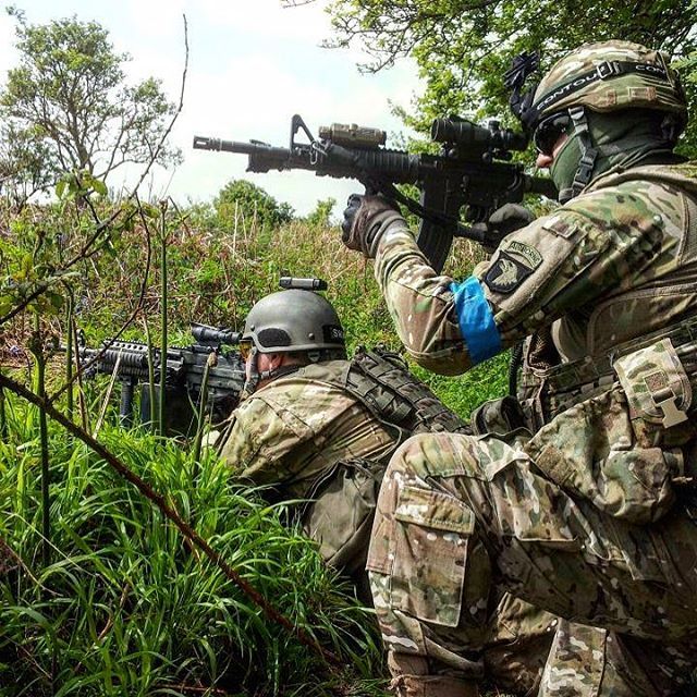 BlackEmeraldGrp's tweet photo. Supression!! #blackemeraldgroup #oakleysi #knightsarmament #airsoft #atpial #m4a1 #milsim #cryeprecision #multicam #achhelmet #mich2000 #esseyepro #eotech #m249saw #trijicon #acog #surefire https://t.co/HkRf5DuOHg https://t.co/j8UXDGmAAK