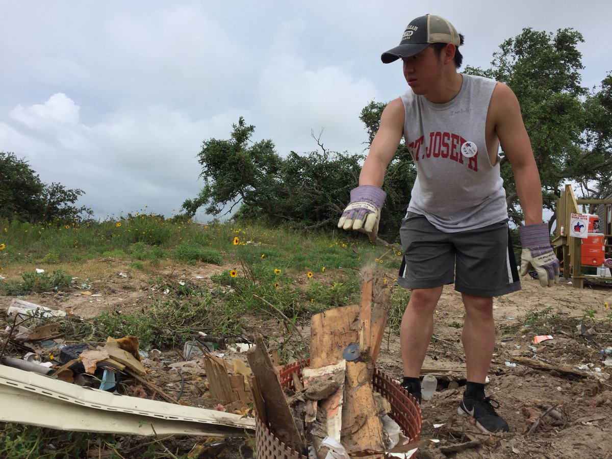 ucmtxstate's tweet photo. College students helping with Hurricane Harvey Recovery during a mission week in Corpus Christi/Rockport with @umarmy! 

#txst #UMARMY2018 #riotxac #umc https://t.co/T9XyT32A6K