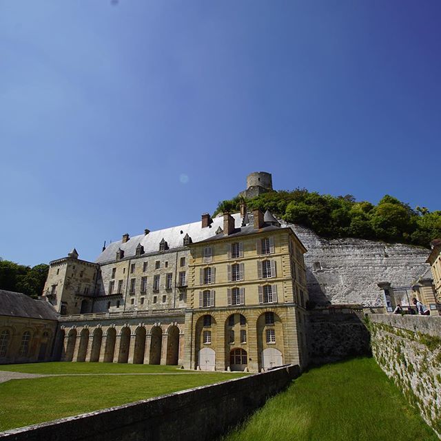 carnetsdeyann's tweet photo. Sunny day over La Roche-Guyon castle!
.
.
#France #normandie #seine #castle #castle #weekend #besttravelphotos #chateau #landmark #larocheguyon #bluesky #architecture #weekendgetaway #travel #travellushes #traveladdict #wanderlust #picoftheday #weekendvi… https://t.co/ViUcnOhxv8 https://t.co/s8Sjxs0tVQ