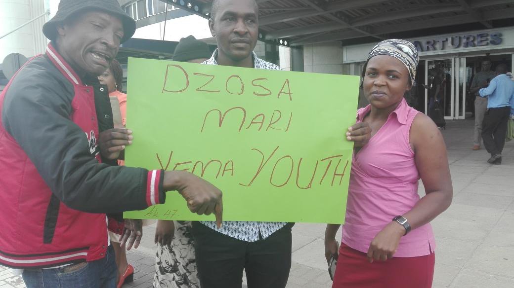 EvansZininga's tweet photo. So Tyson is back in the country to a rowdy welcome by demonstrators . My questions :  On whose payroll are these youngsters? What crime did Savior Kasukuwere commit? Why did he have to run away in the first place? Is it not another Lacoste - G40 Battle( Marry -Go-Round) ? https://t.co/QKD9UiRyaU