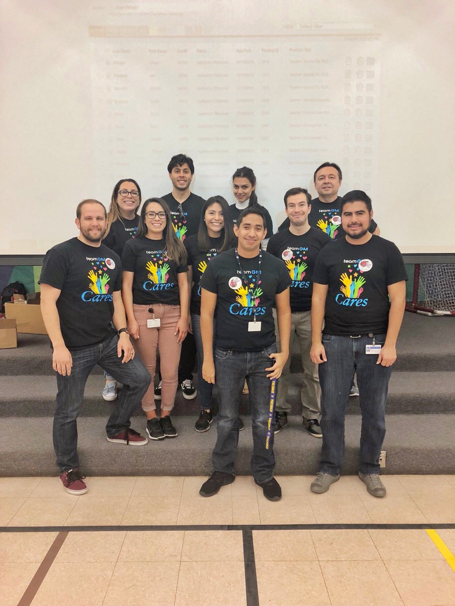 LatinoNetworkAz's tweet photo. An Hour of Code - This past Friday the GM team volunteered at the Eisenhower Center for Innovation Elementary School to give a one-hour introduction to coding. #STEM https://t.co/rpbVKCTbnX