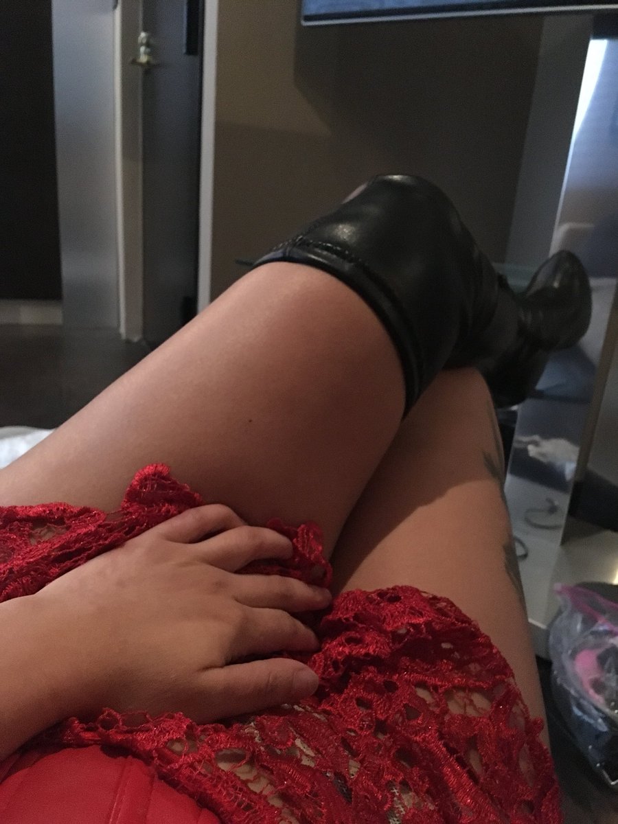 jamielyen's tweet photo. Perfection can be a fetish. #fetishmodel #goddessnyc #mistress #feet #footfetish #footworship #barefeet #toes #sweatyfeet #footgoddess #foottease  #lickmysoles #findom #fetish #paypig #financialdomination #FemaleSupremacy #BlackmailFantasy #paypigwanted #paypet https://t.co/cSZOe2uRwT
