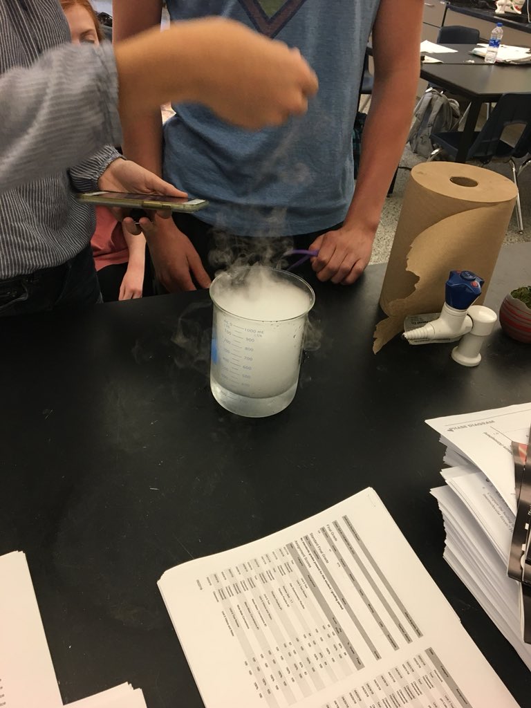atkinswestchem's tweet image. Checking out dry ice today as we discuss phase changes! @WSFCS_Science #ExpModelDemo