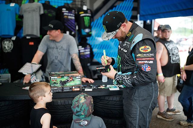 VaughnGittinJr's tweet photo. There is nothing more rewarding than inspiring and putting smiles o the faces of the next generation of gear heads! Thanks to everyone that came through the #FunHaverTour and hung out with the RTR team, I hope all had a good time! #FunSharer https://t.co/KgjJ0V90xP