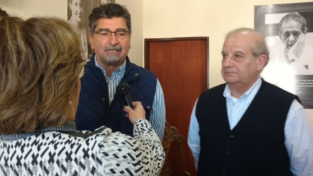 SecEnergiaER's tweet photo. Gas Nea confirmó que harán un gasoducto con traza paralela a la actual. Comienzo de obra a corto plazo. Entrega diciembre 2019. Inversión 150 millones de pesos. En la foto Ing. Jorge González  y Oscar Dores, Presidente de Gasnea. #EnergíaEntreRíos https://t.co/CEdJd1XfBz
