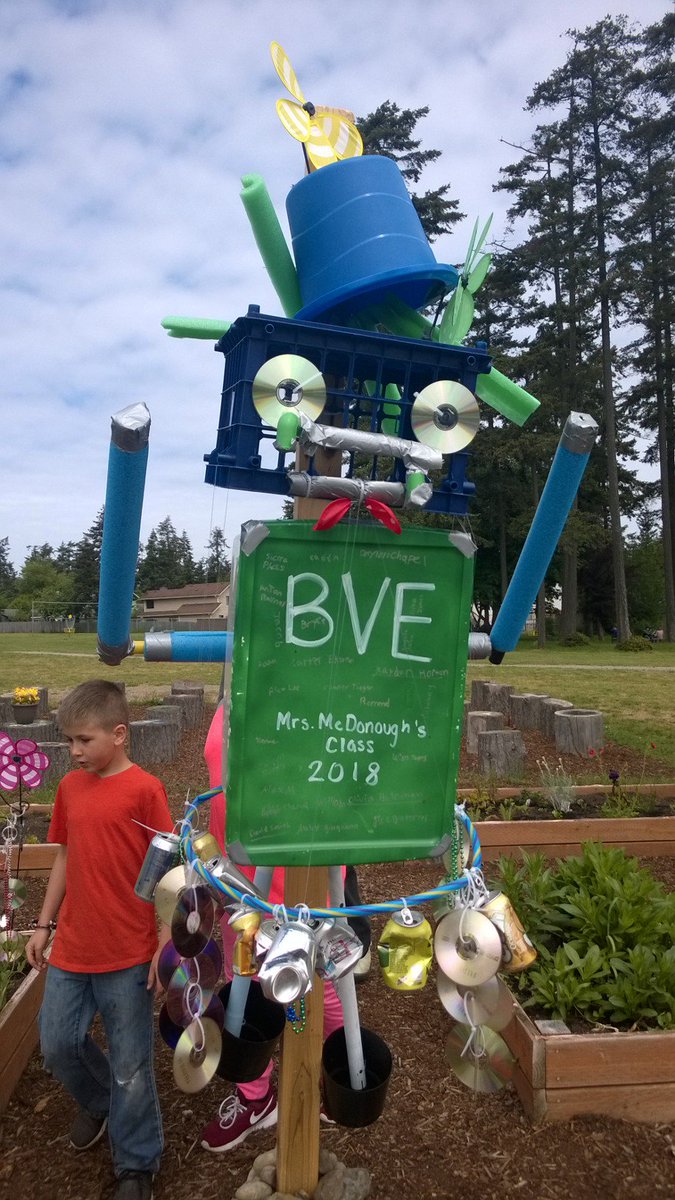 waOSPI's tweet photo. THANK YOU to Broad View Elm. in @OakHarborPS for showing us around your @EDGreenRibbon school! #WAedu (AWESOME scarecrow btw! 😱)

More about all of this year's honorees: https://t.co/iAoEXM8VkW https://t.co/M2UDdtIFSB