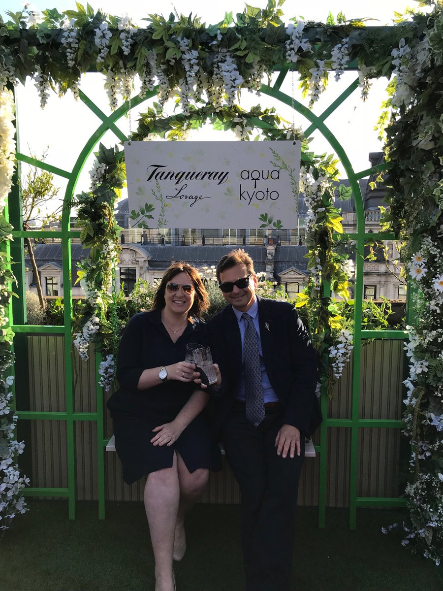 TheGinGuild's tweet photo. @GinTanqueray
#tonightwetanqueray
#TanquerayLovage #WorldLaunch - wearing @TheGinGuild sprig with pride #GinArchivist https://t.co/4DcoQYXTEw