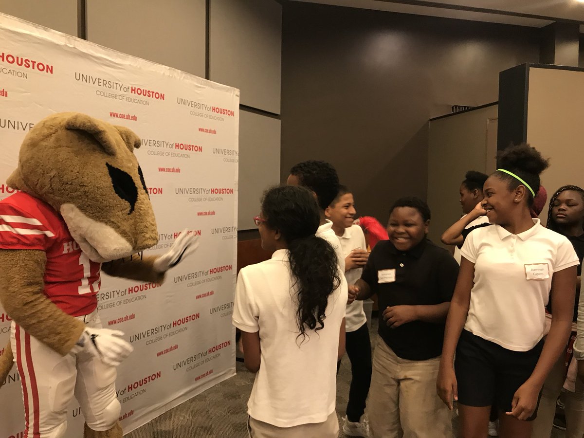 BS3_Counseling's tweet photo. Shasta greeting the scholars of @blackshearhisd @UHouston https://t.co/DAWurwMLAz