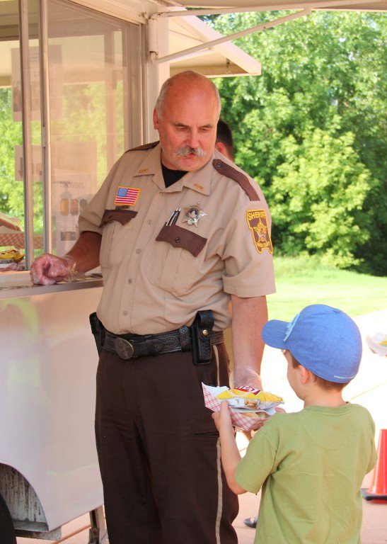 cityofshoreview's tweet photo. Kick off summer with @RamseySheriff's first "Hot dog with a Deputy" event on Tuesday, June 5th at Island Lake! Get to know your Deputies while they hand out hot dogs, chips, water, and frozen fun pops from 5 - 7 p.m. #community #summertime https://t.co/VkjVceAnao