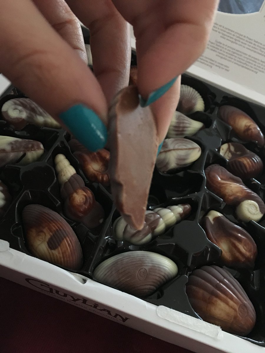 samipantha's tweet photo. When you crack open a box of Belgian chocs and you’re missing half a chocolate 😱🧐🤬😭🍫 @Guylian_Chocs #sadtimes https://t.co/s3vLf9R7RN