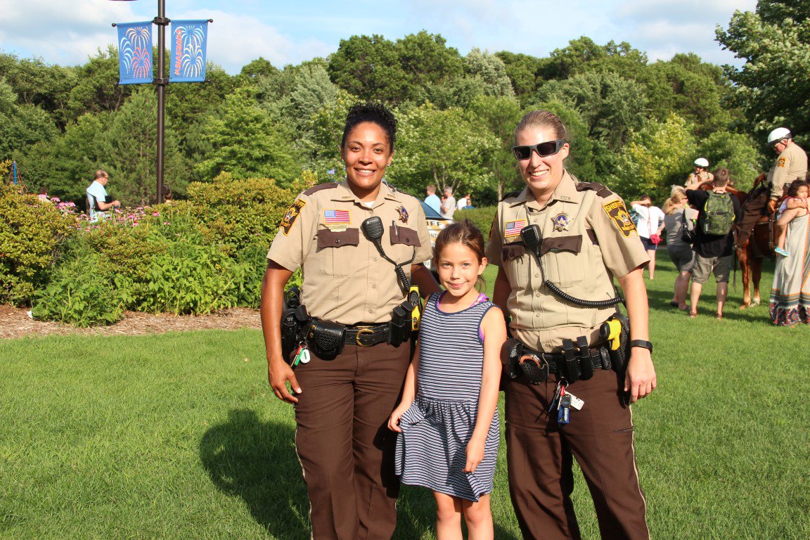 cityofshoreview's tweet photo. Kick off summer with @RamseySheriff's first "Hot dog with a Deputy" event on Tuesday, June 5th at Island Lake! Get to know your Deputies while they hand out hot dogs, chips, water, and frozen fun pops from 5 - 7 p.m. #community #summertime https://t.co/VkjVceAnao