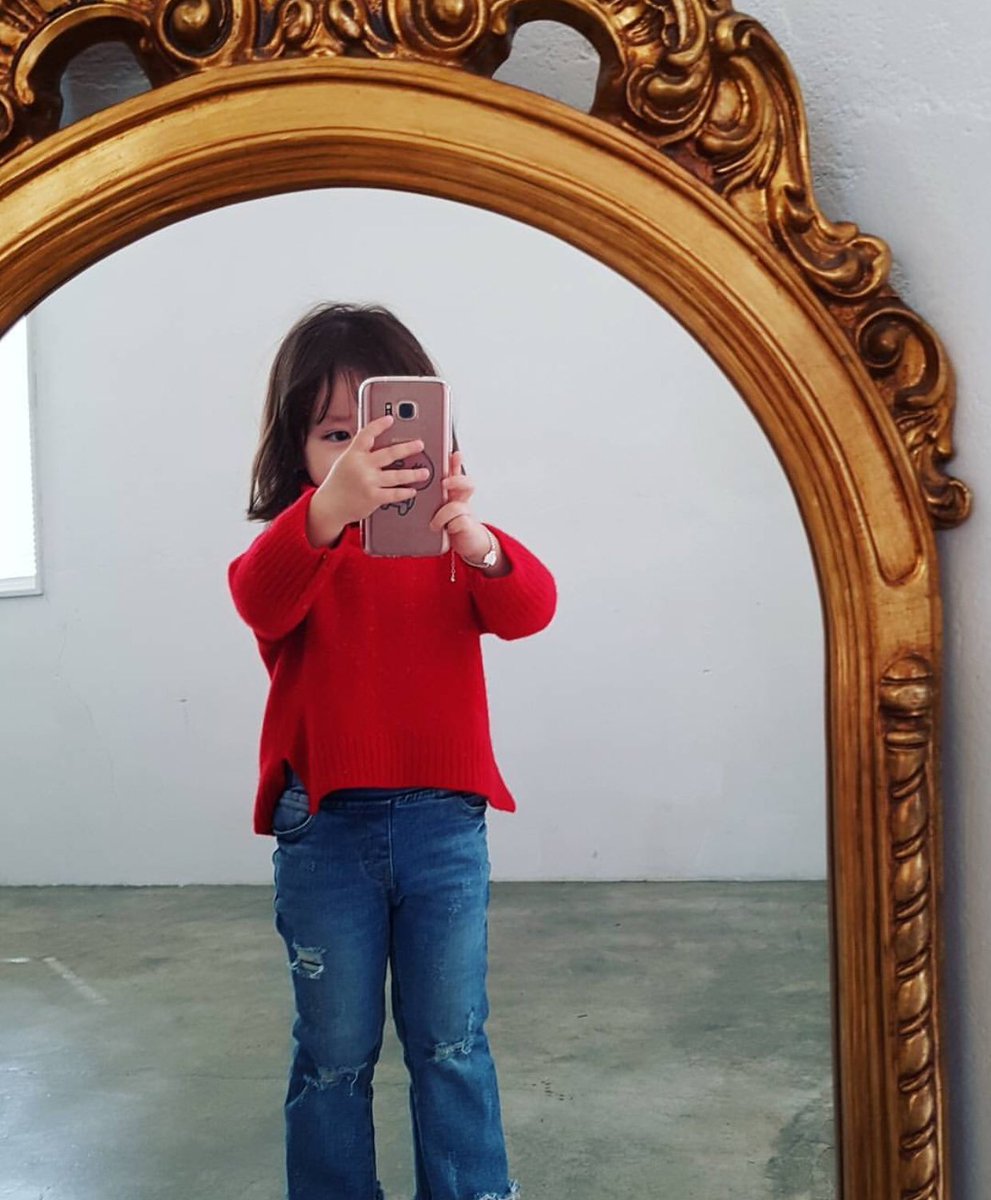 kangdanbii's tweet photo. Miyyet!!
Ben büyüşüm bakıyn 
Miyik babamın telefoyunu aydım 
Şimdi dışayıya didicez 🐥 https://t.co/hKDMBUTCuy