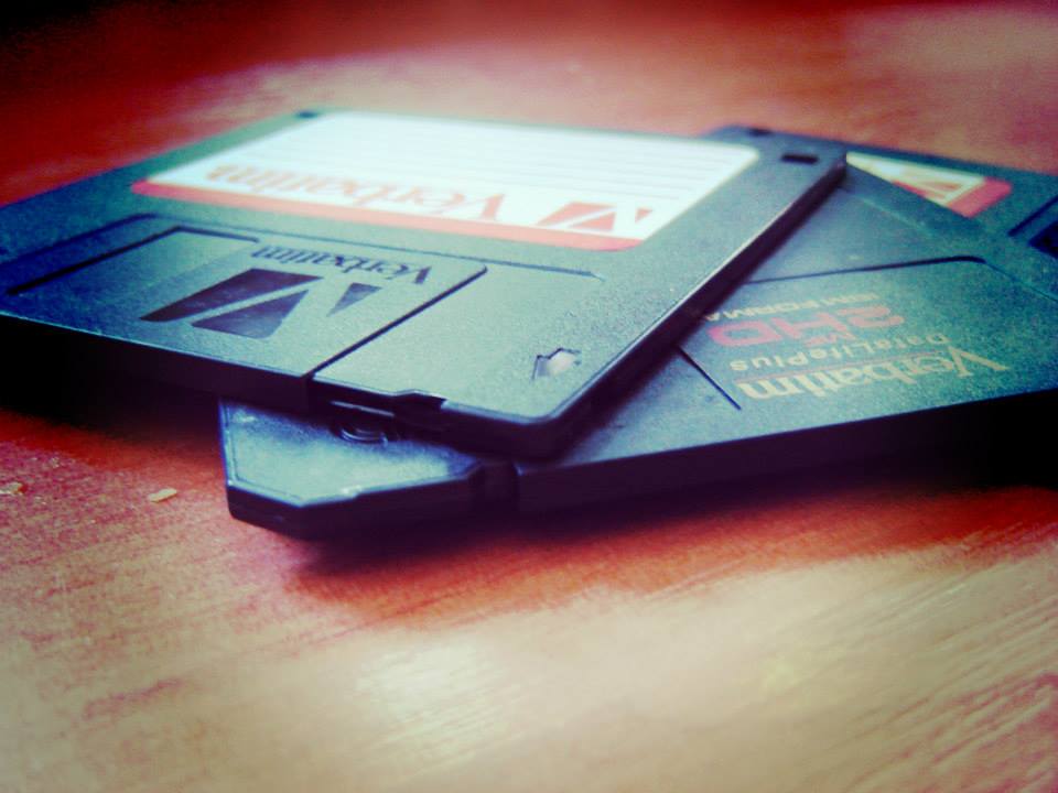 lukaszmajewski_'s tweet photo. Moje pierwsze portfolio ☺️Prace, które tam były jeszcze mam, ale nie pokażę 😛Obecnie ➡️ https://t.co/YDIxT6IGjF #portfolio #Verbatim #disk #GraphicDesign #GraphicDesigner #freelancer #freelance #lukaszmajewski #design #designer #creativity #Graphic #PolishDesigner #Logo https://t.co/qd0UTabq3n