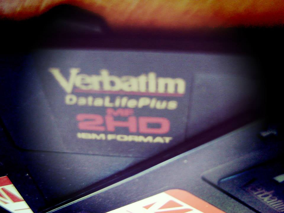 lukaszmajewski_'s tweet photo. Moje pierwsze portfolio ☺️Prace, które tam były jeszcze mam, ale nie pokażę 😛Obecnie ➡️ https://t.co/YDIxT6IGjF #portfolio #Verbatim #disk #GraphicDesign #GraphicDesigner #freelancer #freelance #lukaszmajewski #design #designer #creativity #Graphic #PolishDesigner #Logo https://t.co/qd0UTabq3n
