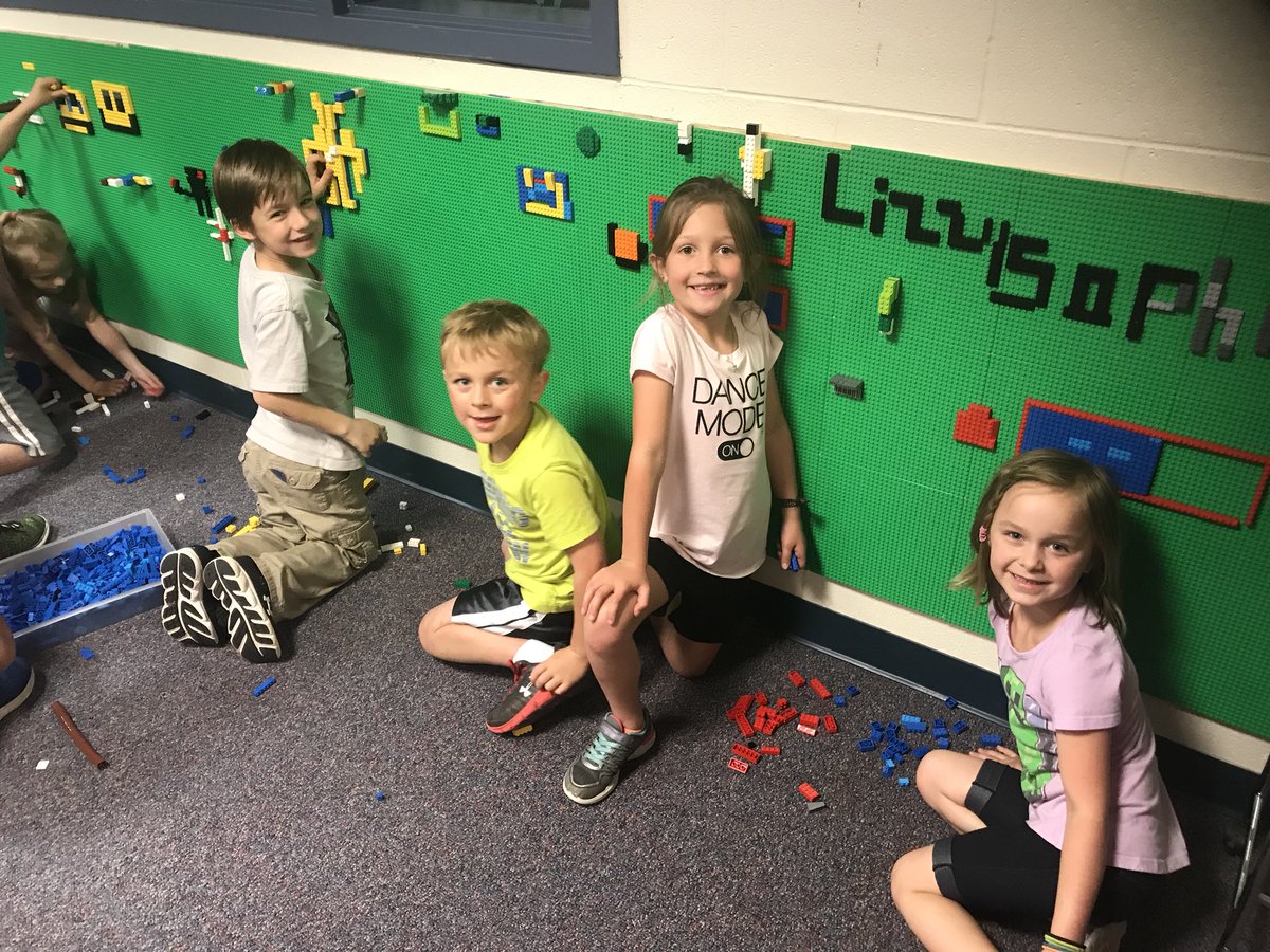 Creating and working together at the LEGO wall this afternoon! #kme302 #kaneland302
