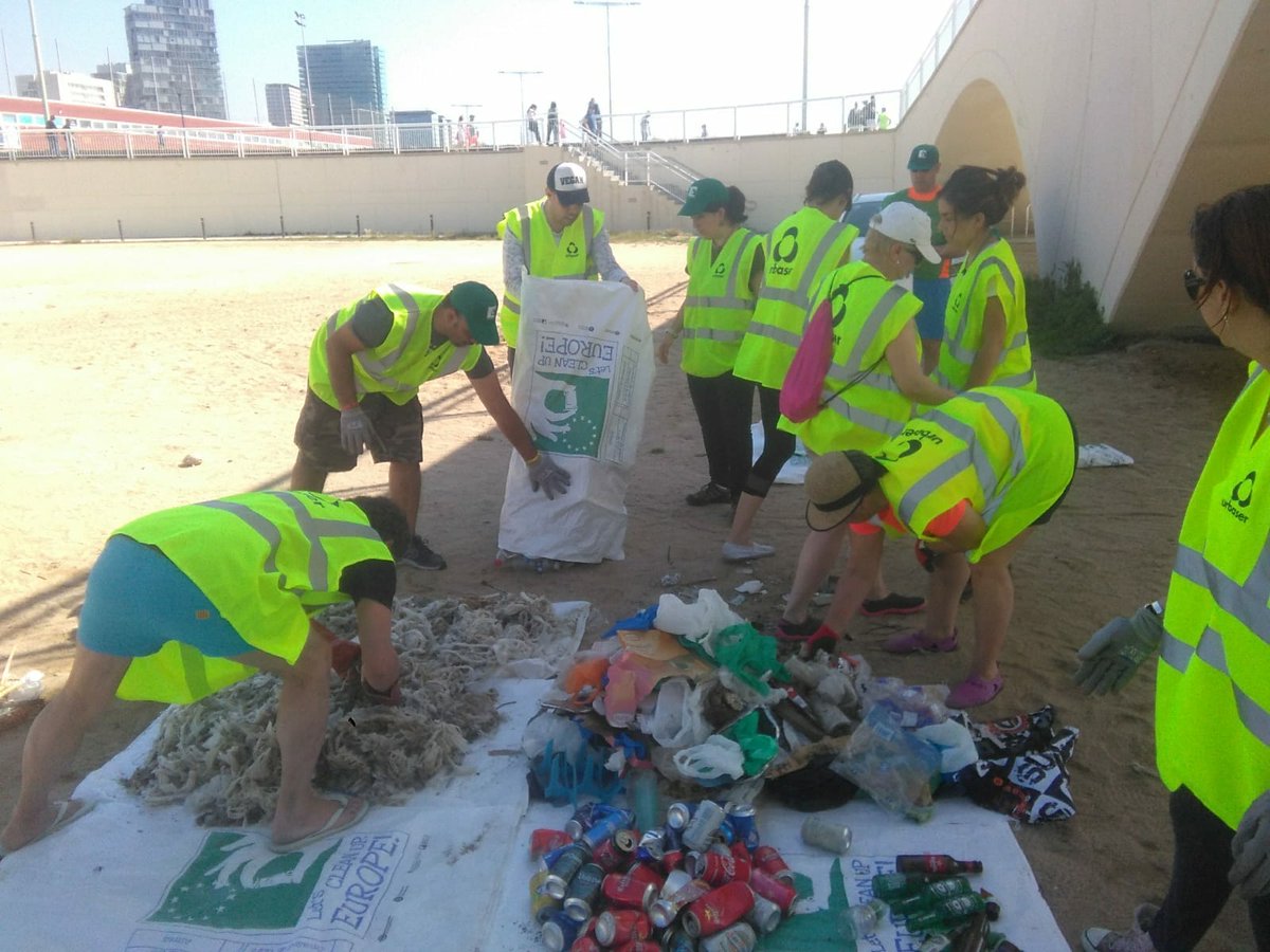 GUBBarcelona's tweet photo. Dissabte passat el Club Esportiu de la @barcelona_GUB , en col·laboració amb @VanasDive, van organitzar la neteja en superfície de l'Espigó de #BacdeRoda. Els  voluntaris que van participar en les tasques de neteja van treure de l'espigó 200 kg de residus no orgànics.

#ceGUB https://t.co/bKAzBJTWNr