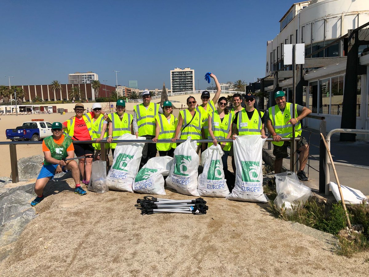GUBBarcelona's tweet photo. Dissabte passat el Club Esportiu de la @barcelona_GUB , en col·laboració amb @VanasDive, van organitzar la neteja en superfície de l'Espigó de #BacdeRoda. Els  voluntaris que van participar en les tasques de neteja van treure de l'espigó 200 kg de residus no orgànics.

#ceGUB https://t.co/bKAzBJTWNr