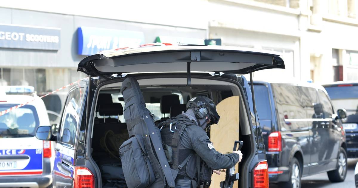 OuestFrance's tweet photo. Homme retranché à Caen. Le Raid a donné l’assaut https://t.co/474eeMWkZb https://t.co/MaJeP2xoQN