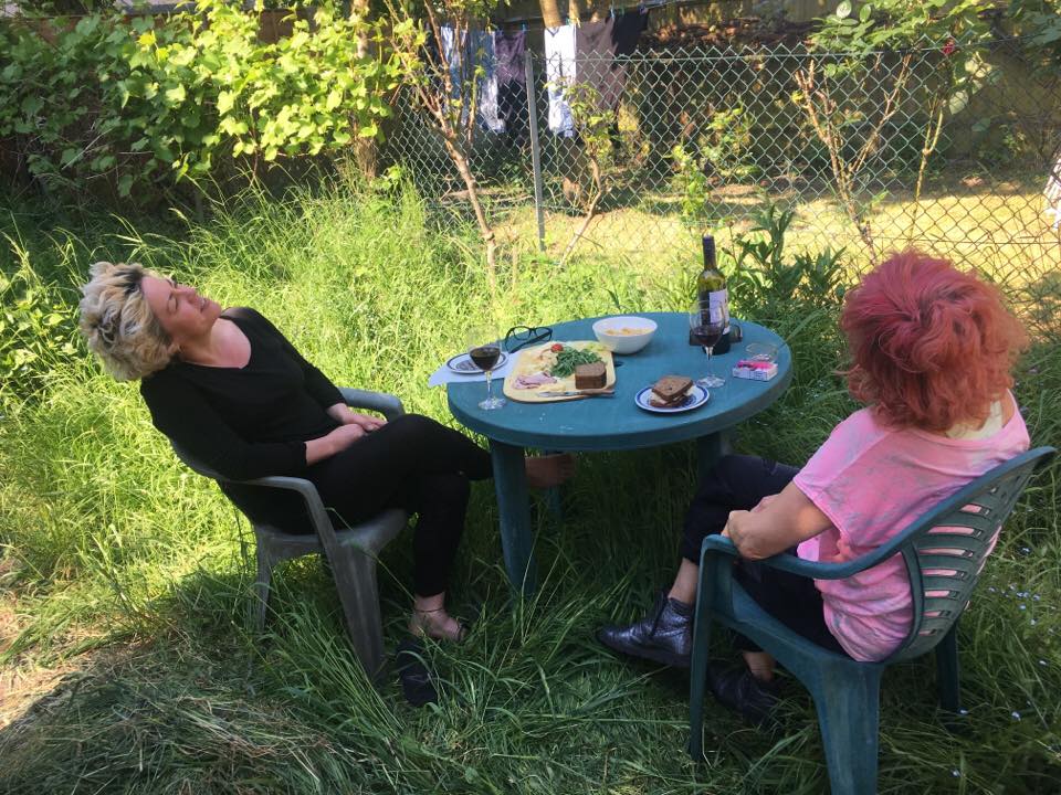 WhatJuliaMade's tweet photo. Dejeuner sur l'herbe #artists #intensediscussion #meeting #newproject avec @Abifrench https://t.co/lAFpWFQZ2j