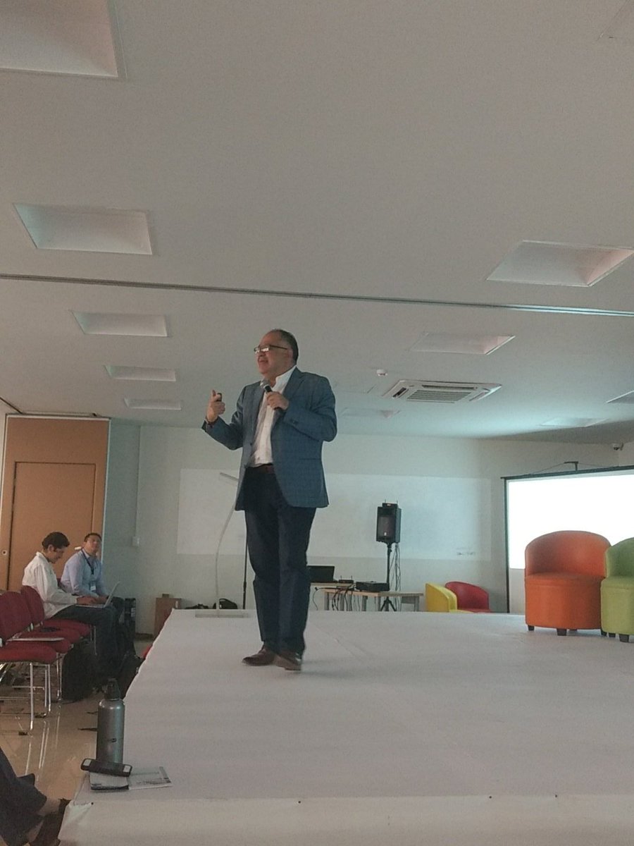 blackserr's tweet image. En estos momentos, Ernesto Piedras de The CIU, presenta la plática "Retos de las Empresas: Innovar o Morir ante el Desarrollo de Internet en México". #ForoIXP #IXSY #Yucatán @theciu