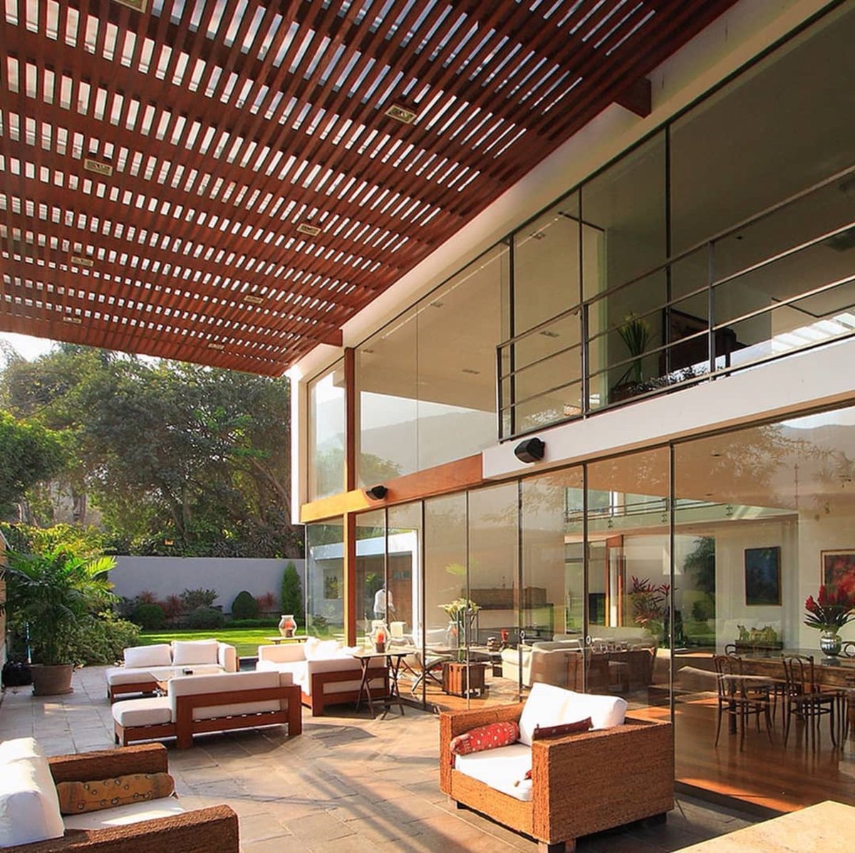 💥 Commercial or residential - we transform your space and open up any room with our revolutionary sliding glass system. 
👉🏻Check the link in our profile for more information 
•
📸: <a href="/beyondrarity/">Beyond_Rarity</a> •
•
#mansionhomes #luxurerealestate #luxuryhouses #luxuryhome #glassexpanse