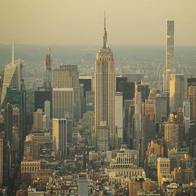 Golden Hour over Manhattan last night #newyorkcity #newyorknewyork #newyorksunset #nyc_explorers #nyc_highlights #nycphotographer #manhattanskyline #manhattan #manhattanview #newyorkcityview #nycskyscrapers #empirestatebuilding #concretejungle #newyorksky…