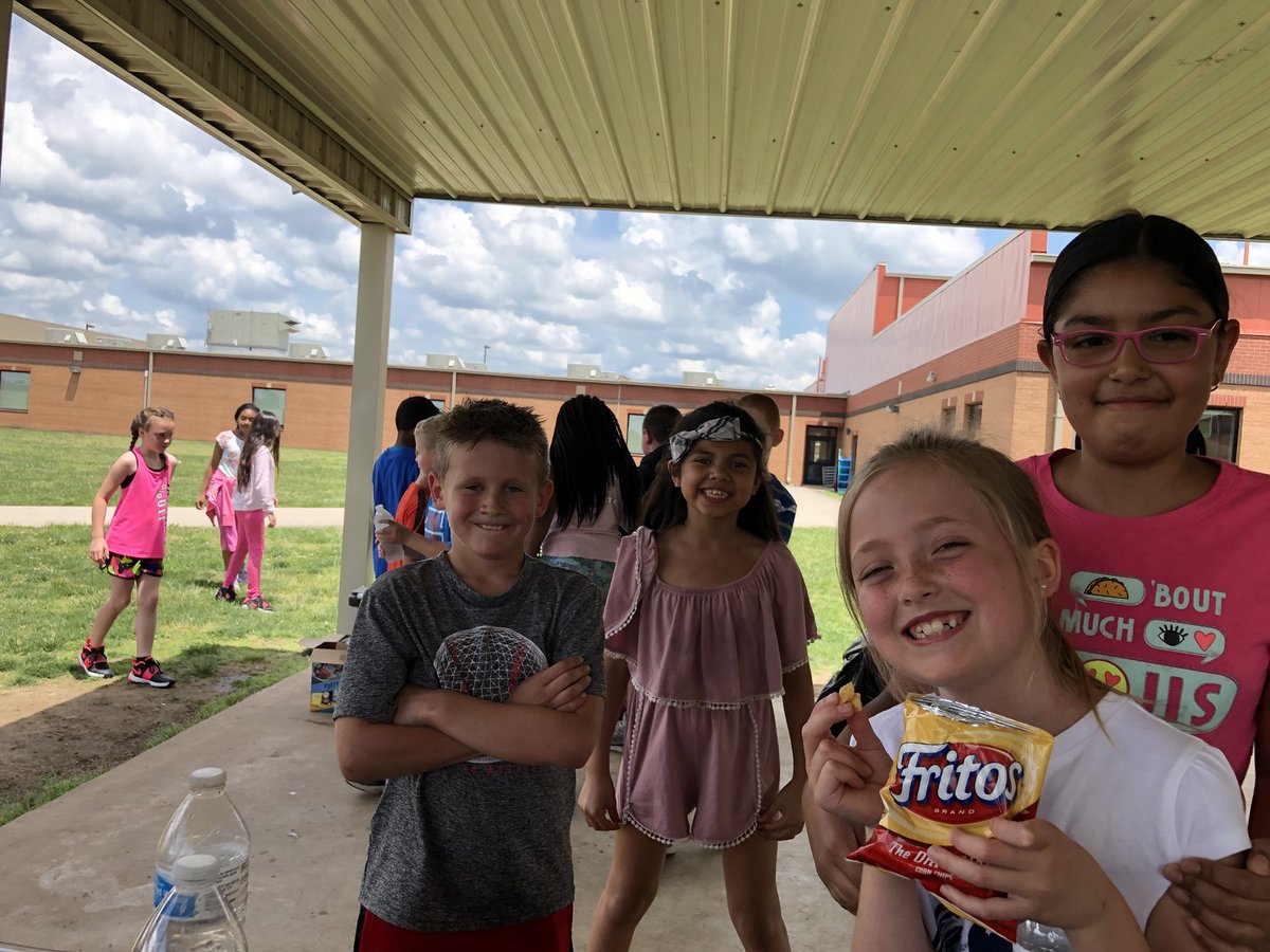 ftmiller4's tweet photo. Celebrating the end of MAP 2018!@Satothaburr @GWCarverES #tweetingtuesday https://t.co/EUxv8H2Yh2