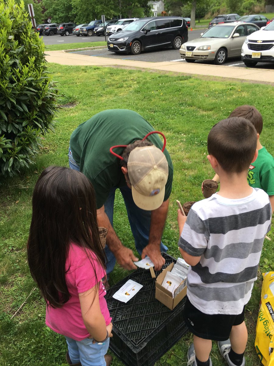 FirstiesAtWork's tweet photo. Emmi’s Pop came in to plant sunflowers with us today! We didn’t let a little rain stop us!! Thanks Pop!!!!! 🌻 https://t.co/cKnteKSJAE