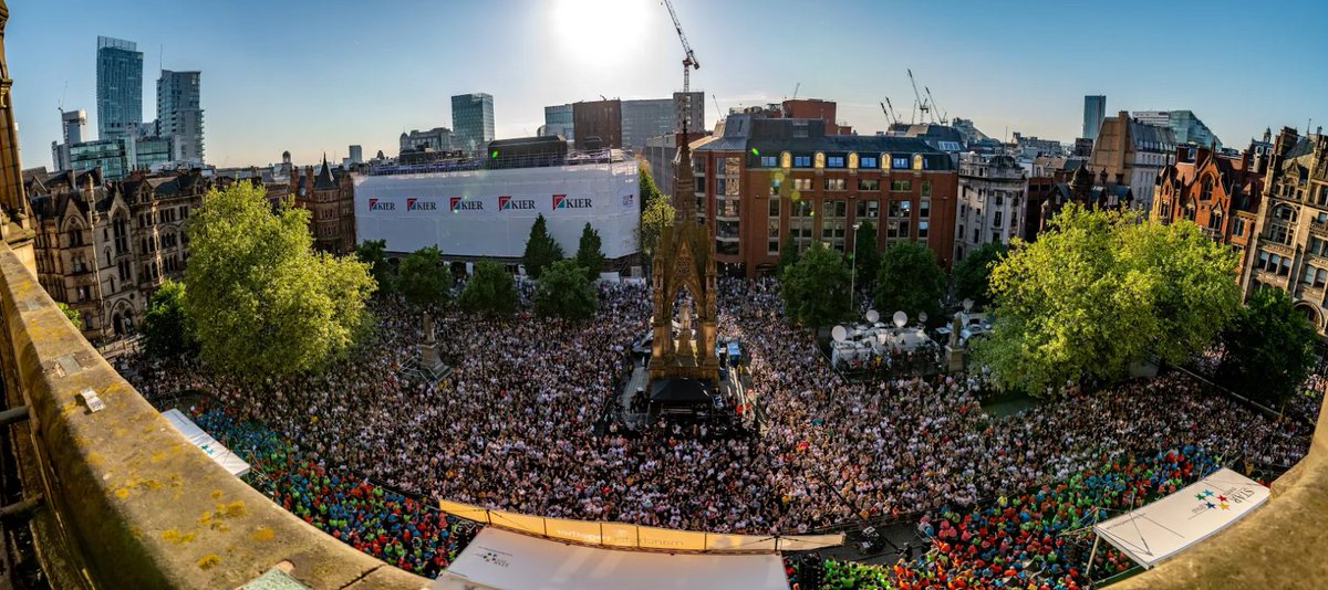 An extraordinary picture of Albert Square tonight. #ManchesterTogether #WeStandTogether manchestereveningnews.co.uk/news/greater-m…