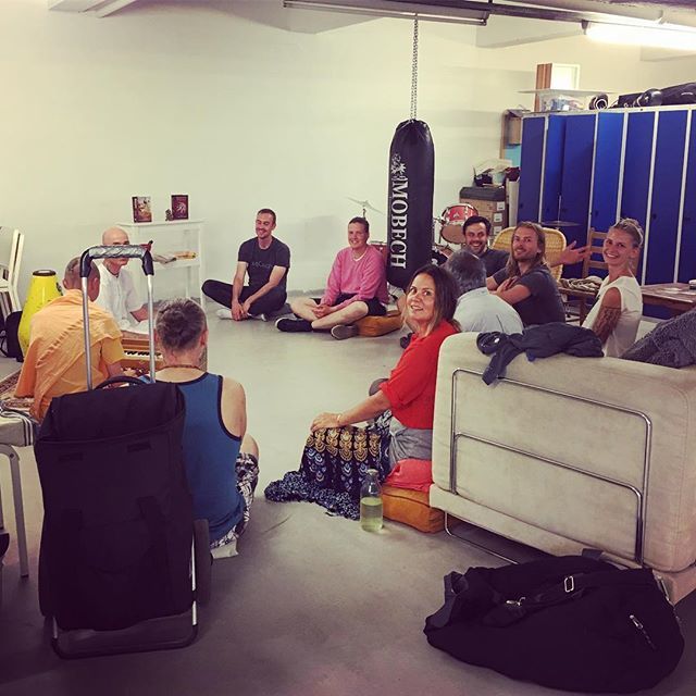 Hare Krishna kveld 🧘🏼‍♂️🧡 ift.tt/2IYYInC