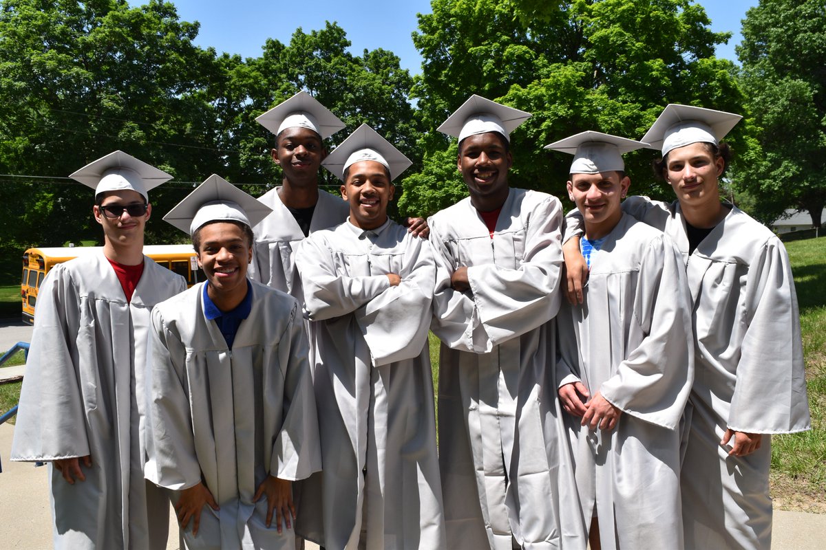 ISDSchools's tweet photo. Van Horn seniors paraded through the halls of their former elementary and middle schools for their Legacy Walk. Such a special day for the graduates to share their accomplishment, inspire younger students and for teachers to celebrate the success of their students! #isdstrong https://t.co/IriAHY36Cx