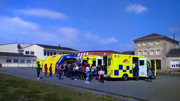 amb_burela's tweet photo. Onte, @s alumn@s do Colegio Público Castro de Ouro máis, @s alumn@s do IES Alfoz-Valadouro, participaron nas xornadas de primeiros auxilios e exposición de ambulancias, que organizaron as ANPA’s dos dous centros xunto con #AMBULANCIASBURELA. ANPA Ceip Castro de Ouro, Alfoz https://t.co/FVlNcrRTU5