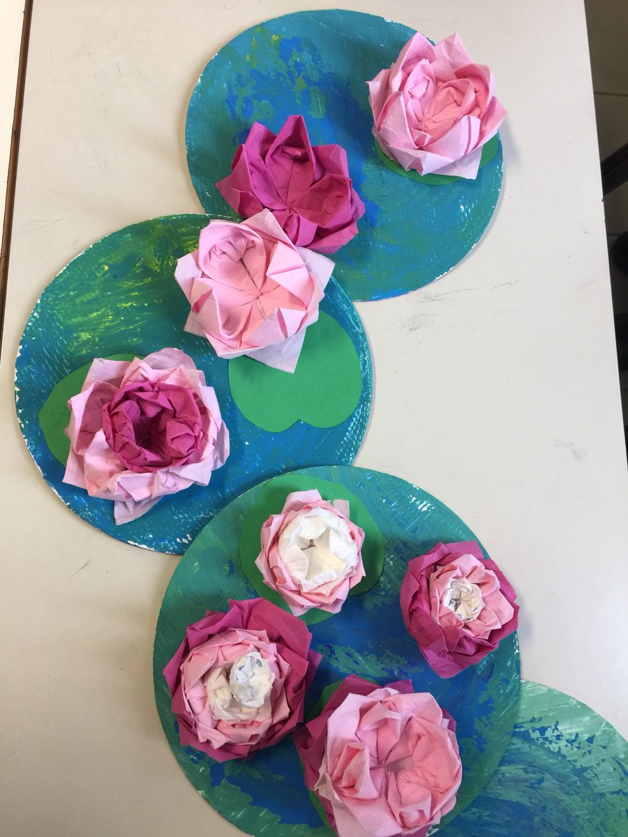 Oggi lezione di #geometria con un cerchio che diventa uno stagno, un quadrato che si trasforma in una ninfea e il nostro compito somiglia a un’opera di #Monet. #gamification #arte #origami