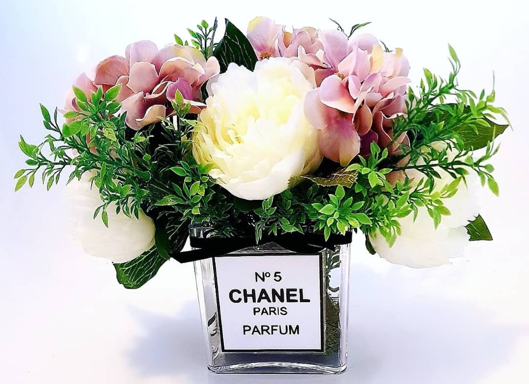 FlaurelDesigns's tweet photo. NEW Chanel inspired Artificial Vase Arrangement 😍

#chanel #no5 #artificialflowers #artificialarrangement #homedecor #chic https://t.co/7lScq4r1Me