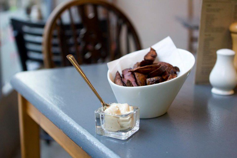 RootsandFruitss's tweet image. Our sweet potato chips with some of our home made vegan mayonnaise! Sweet potatoes are full of vitamin C and vitamin D, they also are a good source of magnesium which is believed to be a good stress reliever! #grandarcadeleeds #leeds #plantbased #plantbasedfood