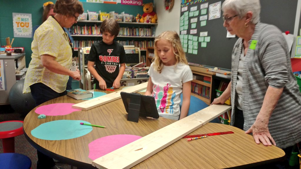 MrsKadrlik's tweet photo. Measuring our boards
#birdhousebuilding #day1 #cfelem https://t.co/AMXMBnj8Vo