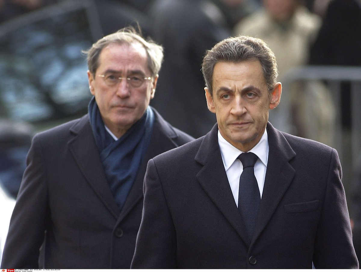 cashinvestigati's tweet photo. #Cashinvestigation @cashinvestigati 15.938 euros versés officiellement en cash sur le compte de campagne de #NicolasSarkozy en 2007, selon nos calculs. Les enquêteurs se demandent d'où vient tout le liquide qui aurait circulé pendant la campagne présidentielle. https://t.co/BY3Yr6BEpq