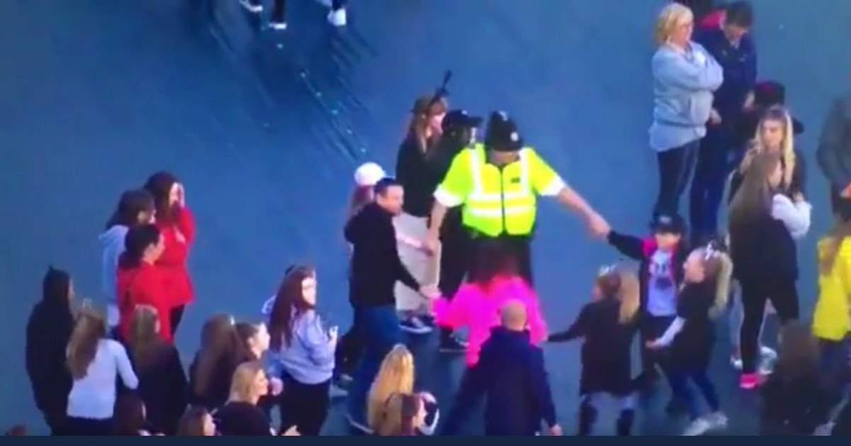As Manchester unites..... let us remember the police officers of @gmpolice that reacted, kept us safe....and danced with children #manchester 
#manchesterattack 

🐝❤️🐝