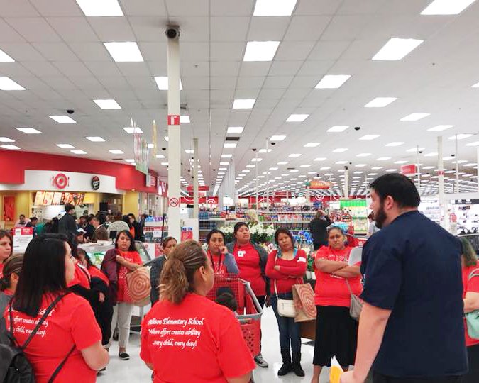 CommonThreadsUS's tweet image. We want to thank @Target for being one of our National #CookingforLife Partners! With Target's support, we are able to give store tours that provide parents with #healthy shopping tips on a budget! #CTPartner