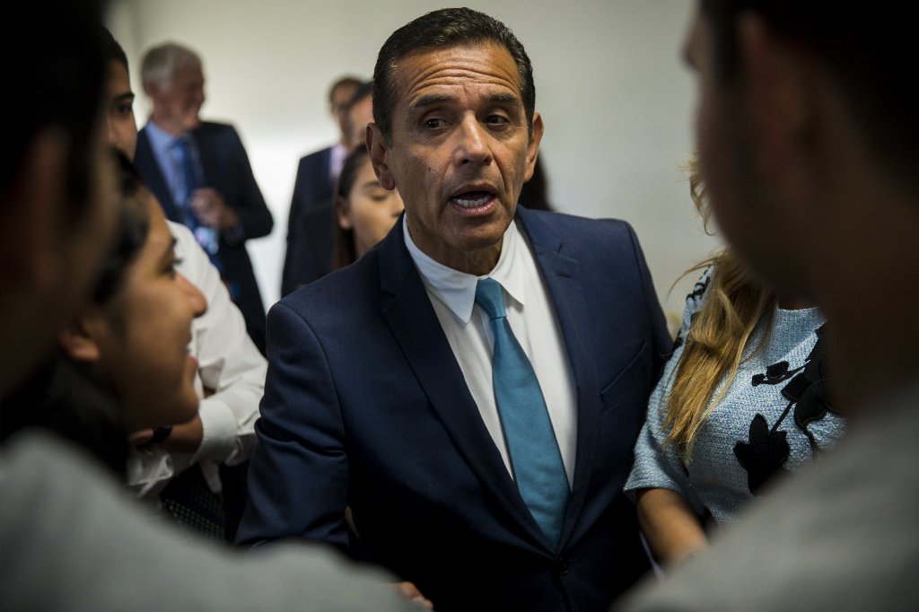 latimes's tweet photo. New poll finds a volatile race for second place in California governor's contest https://t.co/A47xj56E8Y https://t.co/fCCjexc08G
