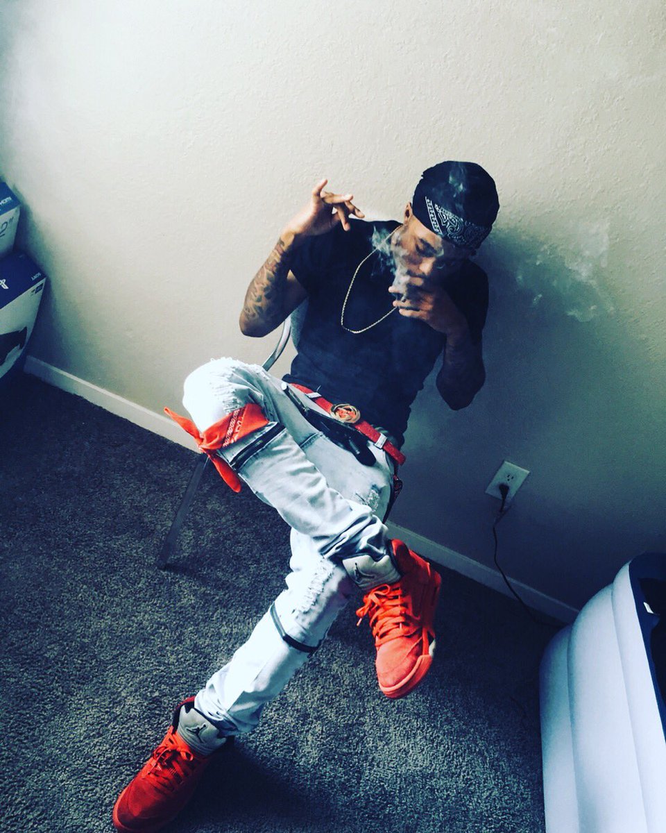 ape_vill's tweet photo. Jumped off the porch n hopped str8 on the #PaperRouteπΈππ¦π#FirstApt #Blessed #YoungBoss https://t.co/3GeKjSzMvV