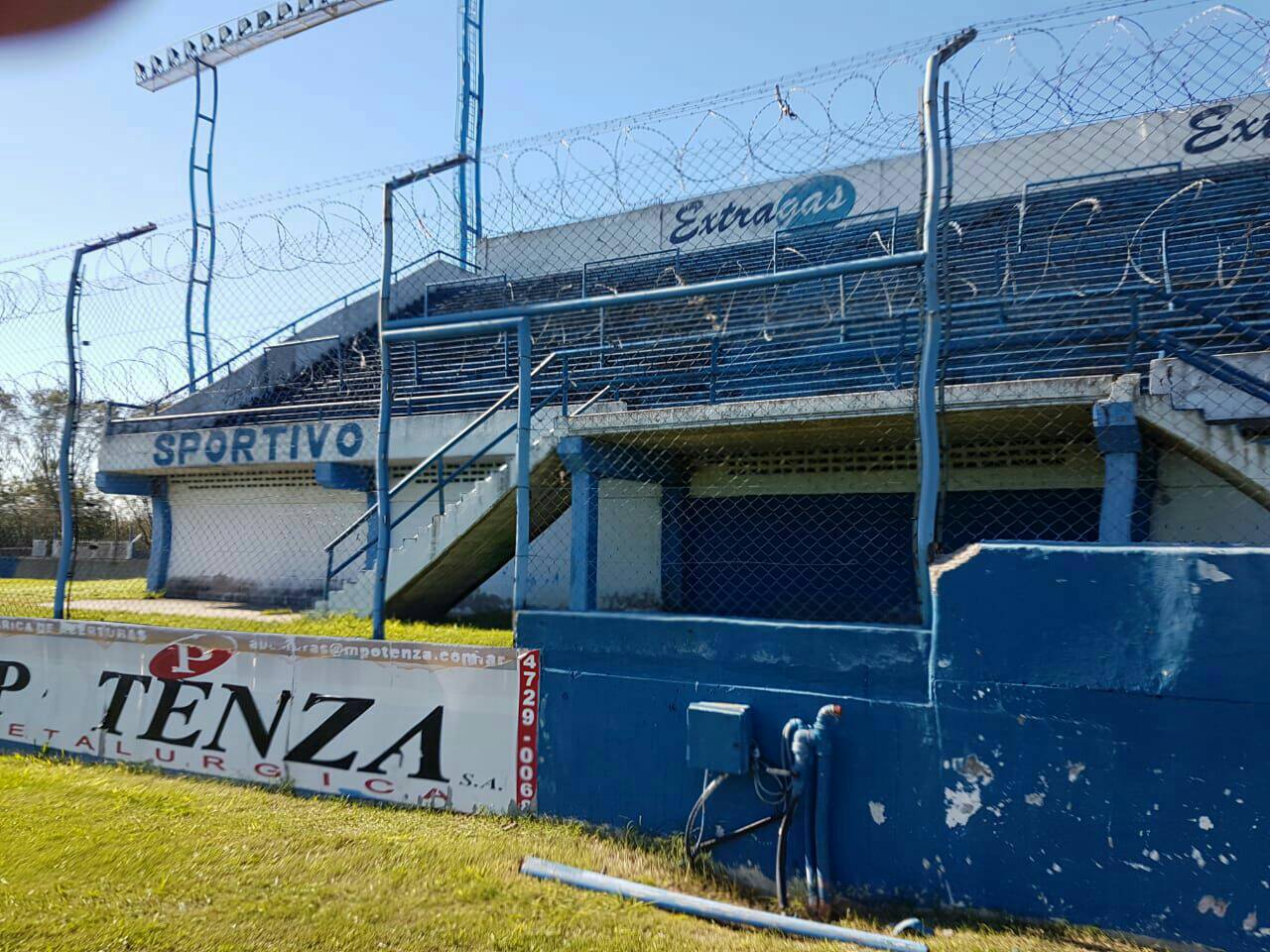 Club Sportivo Italiano on X: OBRAS EN MARCHA Esta mañana comenzaron los  trabajos de remodelación en el estadio. Se inició el arreglo del alambrado  perimetral del campo de juego. También se realizará