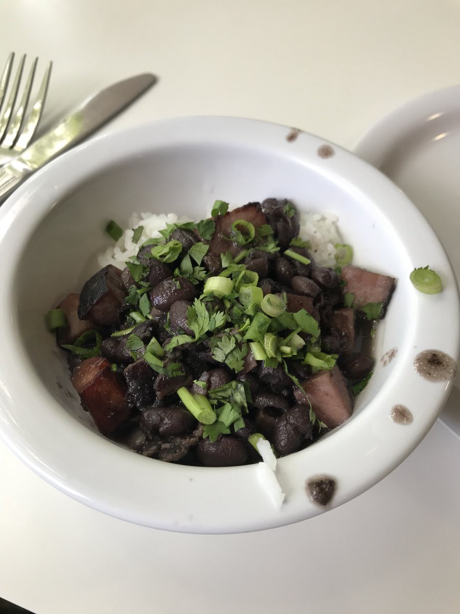 Vamos ver se essa feijoada é mesmo Brasileira. A versão que eu escolhi não é a vegetariana. 😊