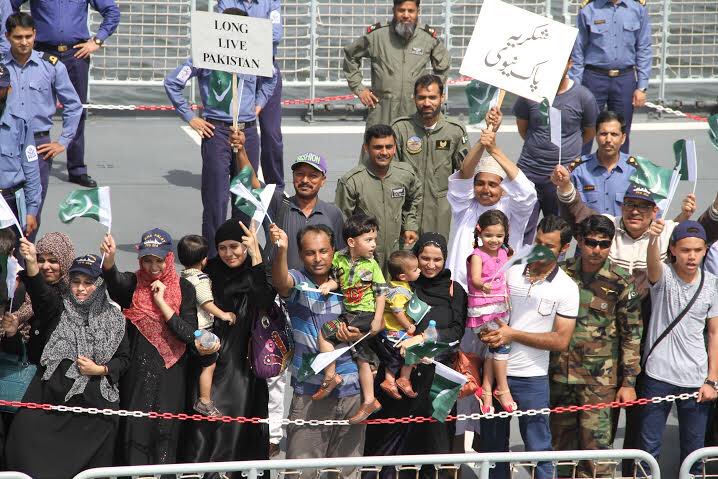 peaceforchange's tweet photo. Pakistan Armed Forces belong to People of Pakistan. Their support is our real strength. We take pride in staying connected with them. Thanks for your love and support dear Pakistanis. https://t.co/LnvkbXCRnE
