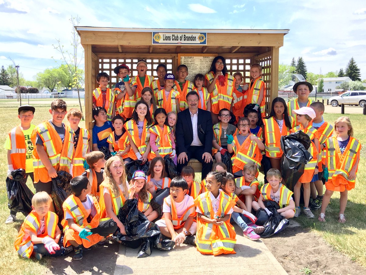 RickChrest's tweet photo. While it’s been a busy time, I did get to catch up to this fabulous group of students from J R Reid School who were out doing a clean-up of Lions Park on Park Ave.  Great community spirit by these young people, teachers &amp; parents. Many thanks! https://t.co/BnSZW4osHt