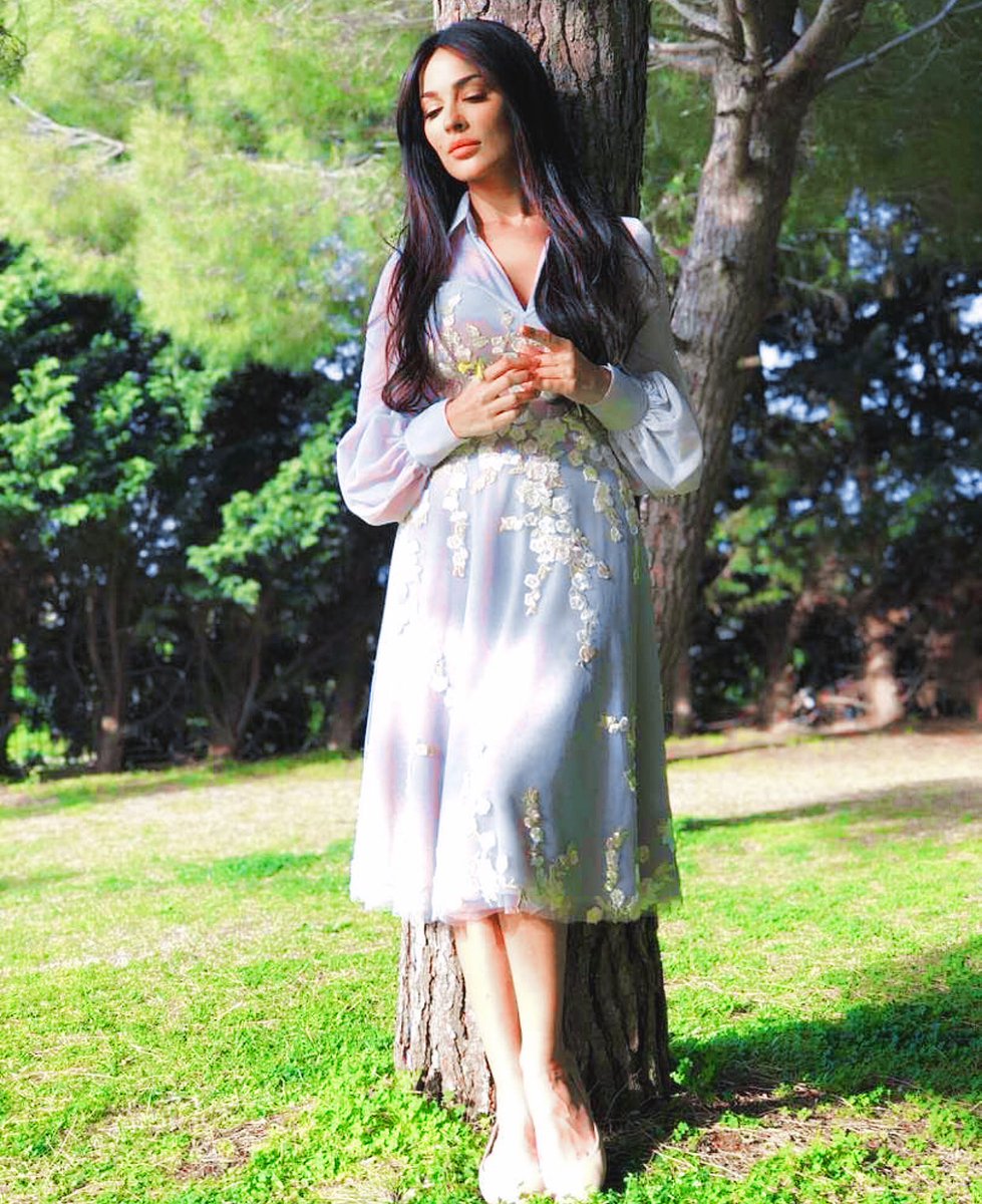 Baskota_menna's tweet photo. It's time to clean your eyes, with  such a beauty of nadoo 😍
On mtv #طريق now
#نادين_نسيب_نجيم #نادين_نجيم  @nadinenjeim 
My 👼 . love u 😍 https://t.co/7HLpEJYOQG